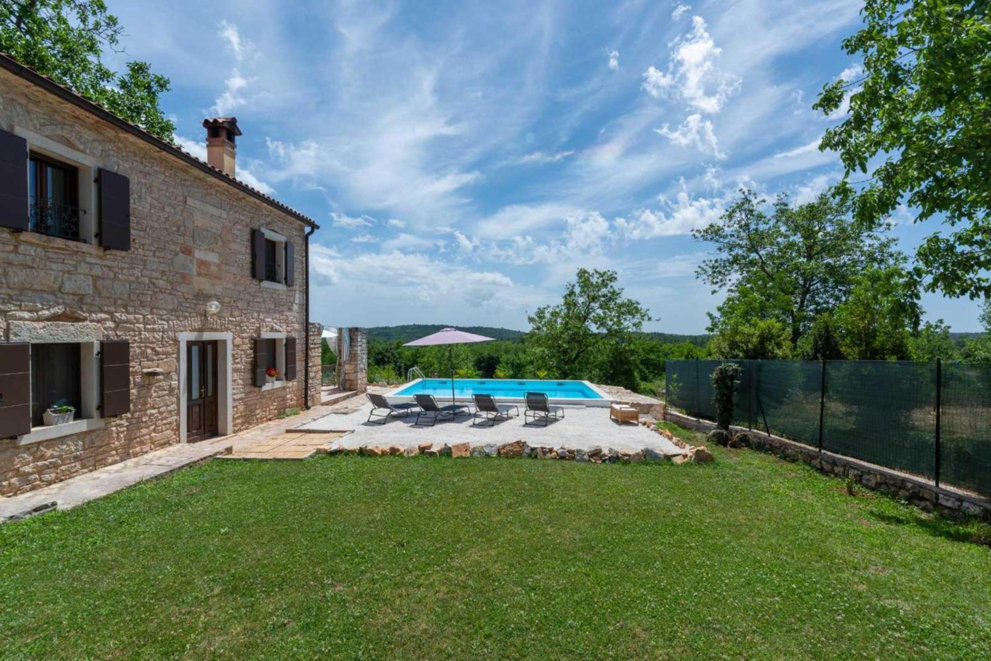 Villa House With Private Pool Ladybug